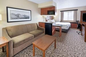 A seating area at La Quinta Inn by Wyndham Missoula