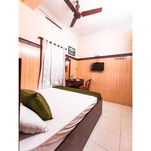 מיטה או מיטות בחדר ב-New AS Tourist Home Aluva