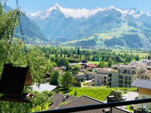 - une vue sur une ville avec des montagnes en arrière-plan dans l'établissement Penthouse Bruckberg by Four Seasons Apartments, à Zell am See