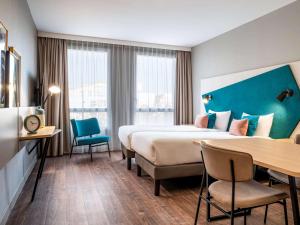 Ліжко або ліжка в номері Aparthotel Adagio Paris Suresnes Longchamp