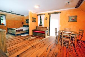 羅加斯卡斯拉提納的住宿－波莫納放鬆自然旅館，一间带桌椅的房间和一间卧室