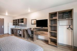 A television and/or entertainment centre at WoodSpring Suites Missoula