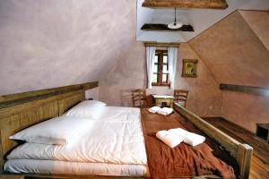 ein Schlafzimmer mit einem Bett mit zwei Handtüchern darauf in der Unterkunft Pomona Relaxing Nature Guest House in Rogaška Slatina