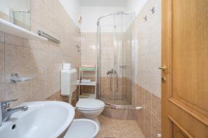 Koupelna v ubytování Apartments Lapida