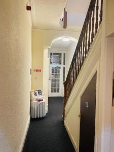 pasillo con escalera y mesa en una habitación en The Roadhouse Hotel en Carlisle