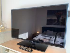 monitor komputerowy siedzący na biurku w obiekcie Apartman TinaSol w mieście Mosonmagyaróvár
