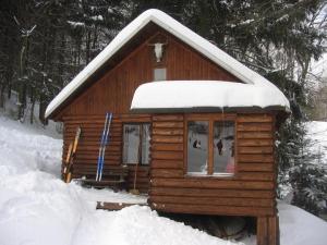 Srub na svahu sjezdovky v Radvanicích tokom zime