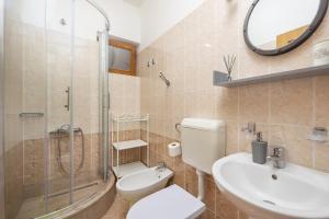 Koupelna v ubytování Apartments Lapida