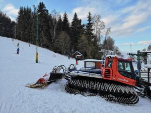 Srub na svahu sjezdovky v Radvanicích tokom zime