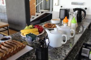 eine Küchentheke mit einem Frühstück aus Obst und Brot in der Unterkunft Dormís Acá in Esquel