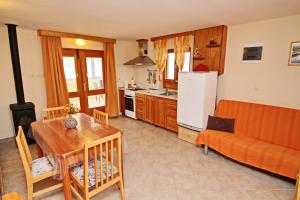 eine Küche und ein Wohnzimmer mit einem Tisch und einem Sofa in der Unterkunft Holiday Home Katica in Vela Luka