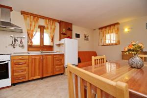 Kuchyň nebo kuchyňský kout v ubytování Holiday Home Katica