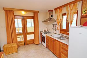 Kuchyň nebo kuchyňský kout v ubytování Holiday Home Katica