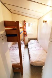 ein kleines Schlafzimmer mit zwei Etagenbetten darin in der Unterkunft Camping La Tentation in Renty