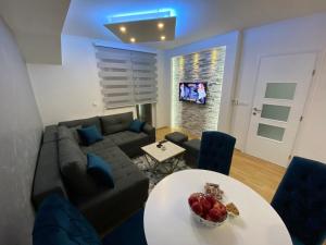 TV a/nebo společenská místnost v ubytování Apartman Enjoy