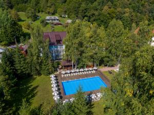 einen Luftblick auf ein Resort mit einem Pool in der Unterkunft Yaremche Club Hotel in Jaremtsche