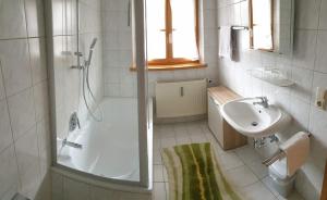 Ένα μπάνιο στο Ferienwohnungen Haus am See +28 φωτογραφίες