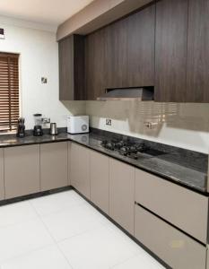 Una cocina o kitchenette en Metro Apartments