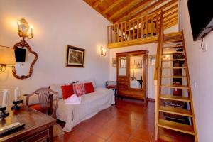 uma sala de estar com uma cama e uma escada em espiral em Villa Oliva Al em Moncarapacho