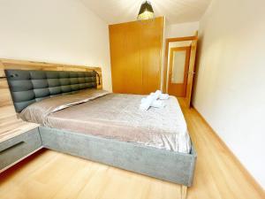 1 dormitorio con 1 cama con 2 toallas en Apartamento Casa Chloe en Benasque