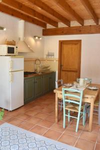 A kitchen or kitchenette at Une pause nature chez Marion et Cédric