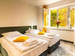 Ένα ή περισσότερα κρεβάτια σε δωμάτιο στο Park Apartamenty Chrzanów