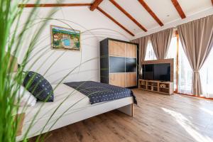 een slaapkamer met een groot bed en een televisie bij 4 Fortresses in Šibenik