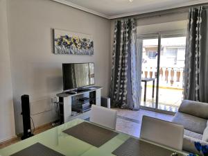 sala de estar con sofá y TV en Nice apartment in quiet area Aguas Nuevas, en Torrevieja