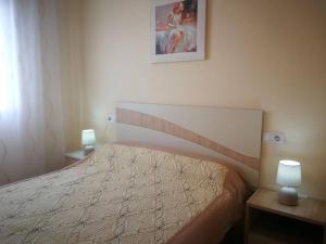 Un dormitorio con una cama con dos luces. en Nice apartment in quiet area Aguas Nuevas, en Torrevieja