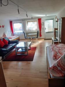 a living room with a couch and a coffee table at Ferienwohnung Schwäbische Alb in Justingen