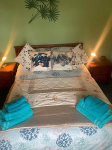 Una cama con dos almohadas encima. en Snowberry Cottages No1, en Onich