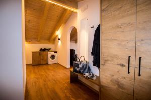 Pokój z dużą drewnianą szafką z drzwiami w obiekcie Agriturismo Anví w mieście Badia