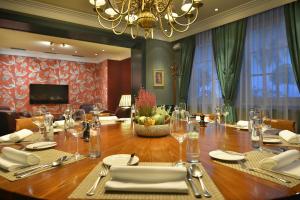 A television and/or entertainment centre at Marrol's Boutique Hotel