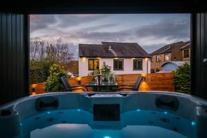 Imagen de la galería de Rockside - Luxury 2 bedroom home with hot tub central, parking pet friendly Max 2 adults hot tub turns off 930pm, en Windermere