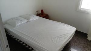 Posteľ alebo postele v izbe v ubytovaní APARTAMENTO ROSES PARA 4 PERSONAS MAXIMO VISTAS MAR y CANAL