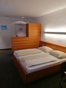 1 dormitorio con 2 camas y cabecero de madera en Villa Styria, en Bad Aussee