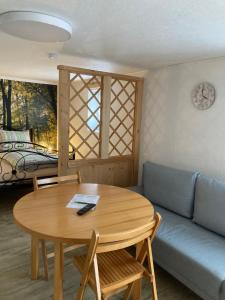 uma sala de estar com uma mesa e um sofá em HeiSa em Bitzen