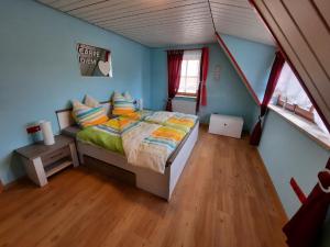 - une chambre avec un lit dans une pièce aux murs bleus dans l'établissement Ferienwohnung Maroldsweisach, à Maroldsweisach