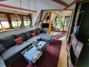 un soggiorno con un divano e una TV di Ferienwohnung Maroldsweisach a Maroldsweisach