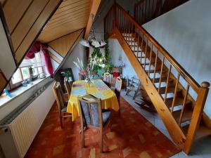 una vista dall'alto di una sala da pranzo con un tavolo e delle scale di Ferienwohnung Maroldsweisach a Maroldsweisach