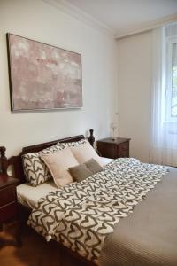 - une chambre avec un lit et une peinture murale dans l'établissement Apartment Carpe diem in Belgrade, à Belgrade