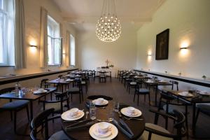 une salle à manger avec des tables et des chaises ainsi qu'un lustre dans l'établissement Het Rustpunt, à Gand