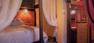 a bedroom with a bed and a mirror at La Casa del Ayer in Ábalos