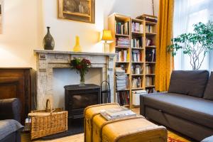 ein Wohnzimmer mit einem Sofa und einem Kamin in der Unterkunft Flagey Garden Residence in Brüssel