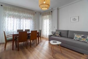 uma sala de estar com uma mesa e um sofá em Casa Matilla Apartamento céntrico em Zamora