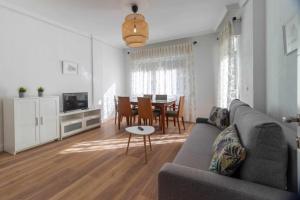 uma sala de estar com um sofá e uma mesa em Casa Matilla Apartamento céntrico em Zamora