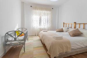 um quarto com 2 camas e uma janela em Casa Matilla Apartamento céntrico em Zamora