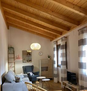 - un salon avec un canapé et une table dans l'établissement Las Casitas de Cerezo 3, à Cerezo de Abajo