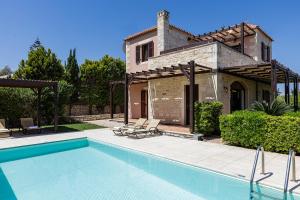 The swimming pool at or close to Kalimera villas