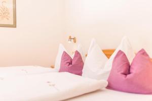 Postel nebo postele na pokoji v ubytování Lettnerhof Bnb Wohnung 2